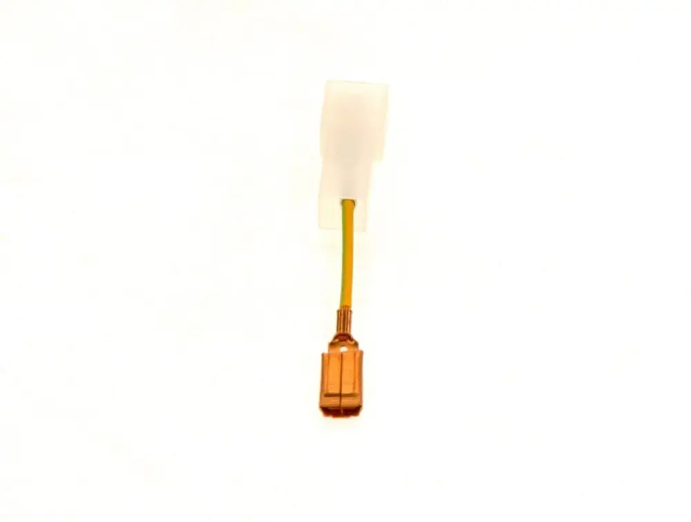 Adapter von Bosch mit einem Kunststoffstecker und einem Anschlusskabel in grün und gelb, endend in einem metallischen Steckkontakt.